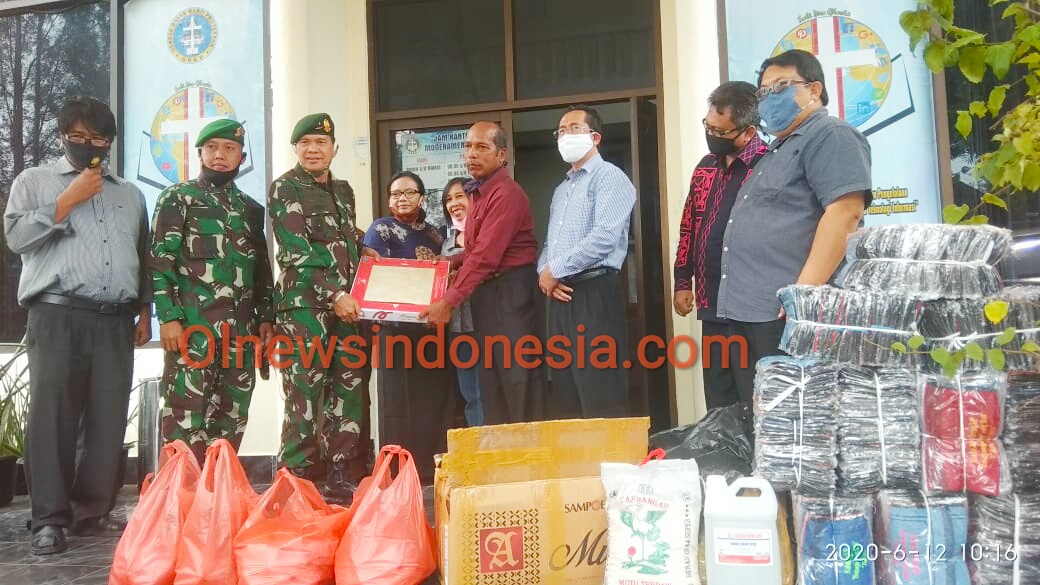 Ket foto : Tampak Brigjen TNI Jusua Ginting memberikan secara simbolis Keramik kepada pengurus Gereja GBKP Katepul Kabanjahe di Kantor Moderamen, Jumat (12/06) 2020 (Ist)