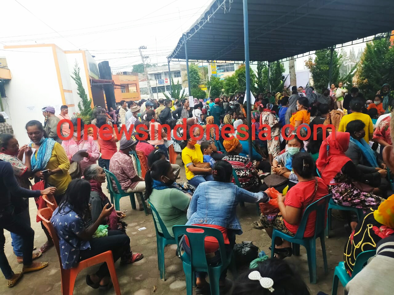 Ket foto : tampak Ratusan Warga berdesakan di kantor Pos Kabanjahe untuk menerima Bantuan BST dari pemerintah yang tidak menghiraukan protokoler kesehatan penanganan Covid-19, Jumat (12/06) 2020 (Ist)