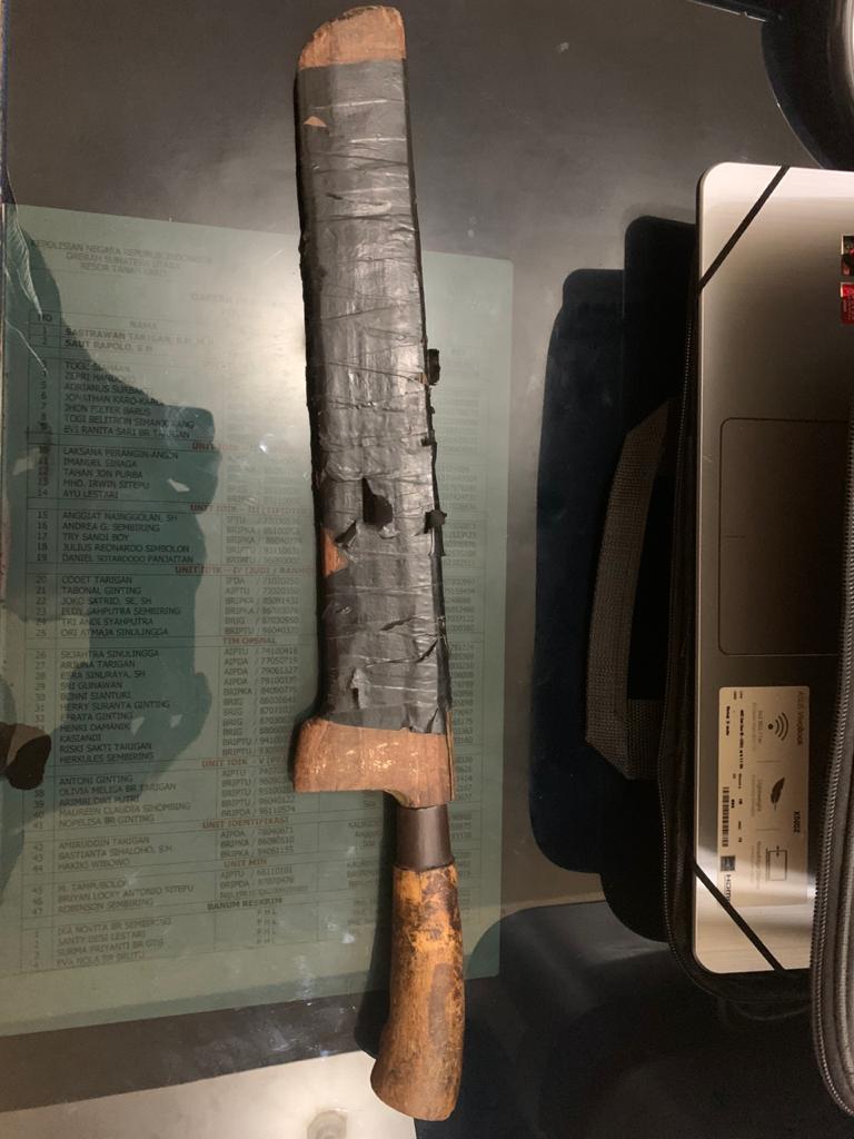 Ket foto : barang bukti yang di amankan Petugas berupa sebilah pisau panjang bergagang kayu, kini sudah di Mapolres Tanah Karo, Jumat (12/06) 2020 (Ist)