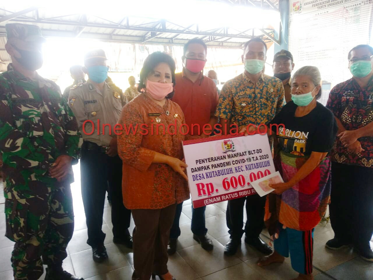 Ket foto : Tampak Wakil Bupati Karo Cory Seriwaty Br Sebayang Memberikan Bantuan BLTDD  secara simbolis di Desa Kuta Buluh Kecamatan Buluh (12/06) 2020 (Ist)