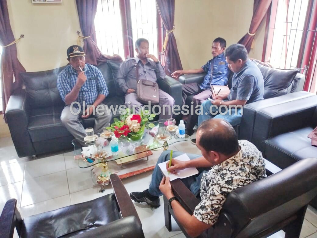 Ket foto : Tampak Beberapa Kades Kecamatan Kuta Buluh Kabupaten Karo saat di wawancarai Wartawan di Kantor Camat, Senin (15/06) 2020 (Ist)