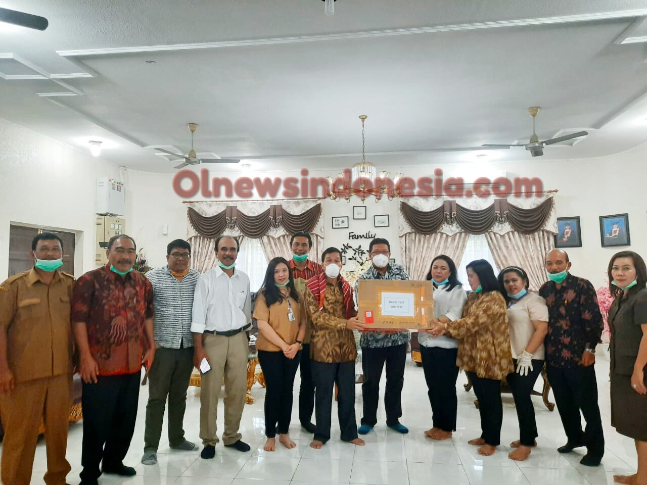 Ket foto : Rektor USU Prof DR.Runtung Sitepu SH, MHum memberikan bantuan Rapit Test secara simbolis kepada Anggota DPRD Karo Medan Sumatera Utara, Senin (15/06) 2020 (Ist)