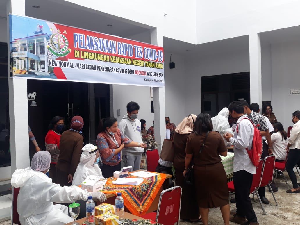 Ket foto : tampak petugas Medis melayani para pegawai Kejaksaan Negeri Karo saat lakukan Rapid Test di Aula Kejari Kabanjahe, Jumat (19/06) 2020 (Ist)