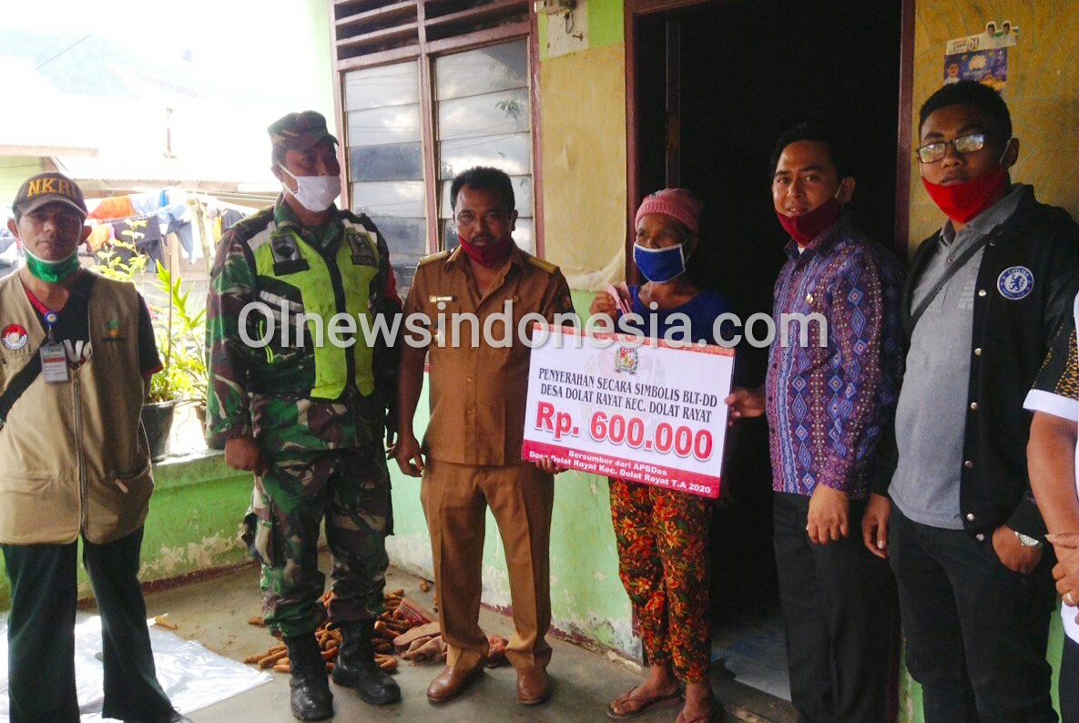 Ket foto : Sekcam, Babinsa dan Kepala Desa Dolat Rayat bersama jajarannya menyerahkan BLTDD secara Door To Door,kepada warga Desa Dolat Rayat, Kecamatan Dolatrayat Kab Karo, Jumat (19/06) 2020 (Ist) Dola