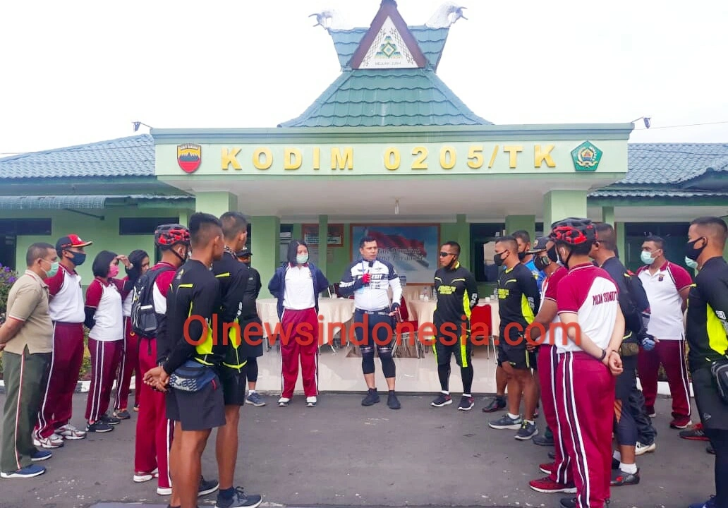 Ket foto : Dandim 0205 /TK Letkol Inf Taufik Rizal SE gelar brefing sebelum memulai gowes di Makodim 0205 Tanah Karo jalan Djamin Ginting Desa Raya Kecamatan Berastagi Kabupaten Karo, Selasa (23/06) 2020 (Ist)