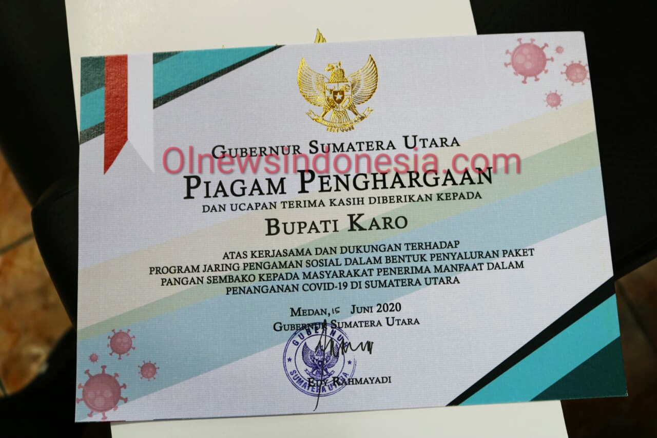 Ket foto : Piagam Penghargaan dari Gubernur Sumatera Utara Edy Rahmayadi yang diterima oleh Bupati Karo Terkelin Brahmana SH MH di Ruang Kantornya, Rabu (24/06) 2020 (Ist)