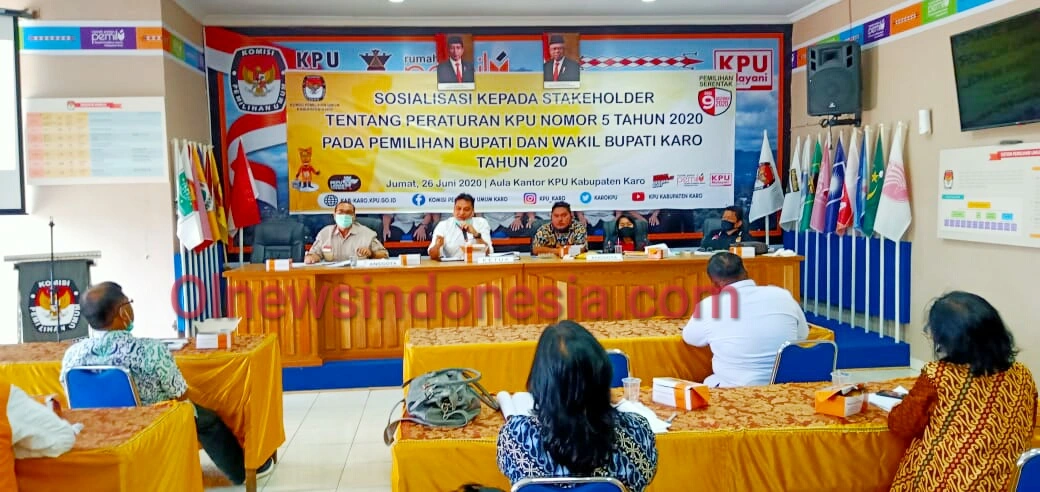Ket foto : Ketua KPU Kab Karo Gemar Tarigan bersama Komisioner KPU Karo saat memberikan sambutan sekaligus paparanya kepada Stakeholder di Aula Kantor KPU Karo Jalan Selamat Ketaren Kabanjahe, Jumat (26/06) 2020 (Ist)
