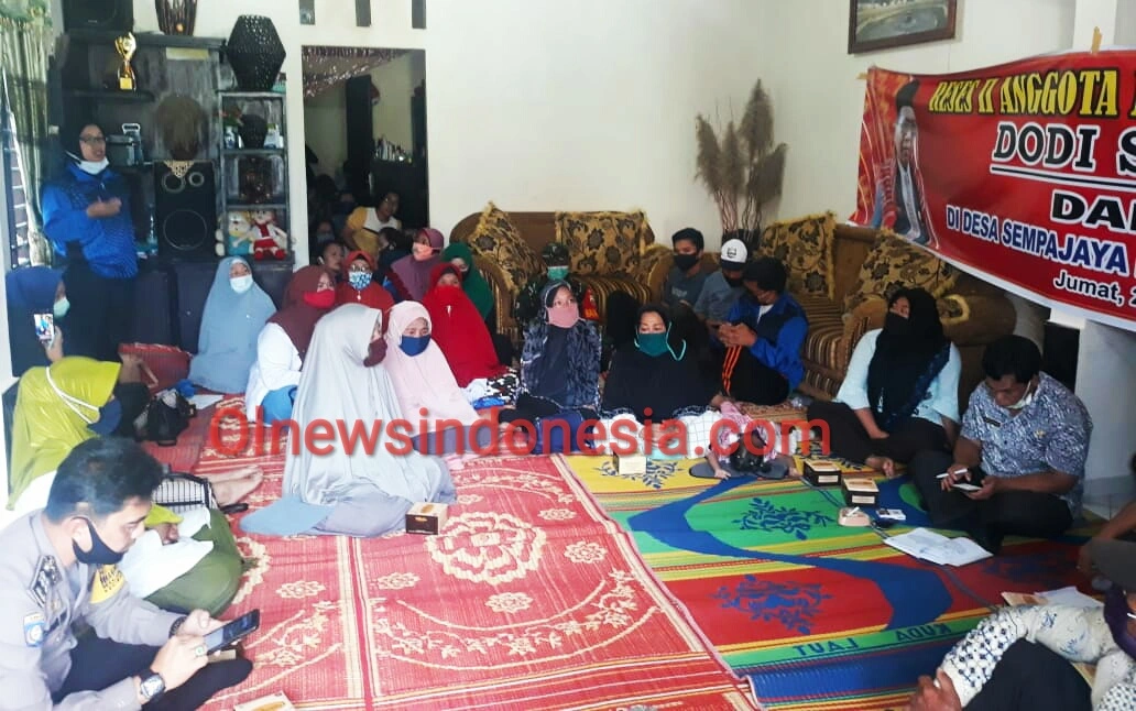 Ket foto : tampak warga yang mengikuti undangan Reses Anggota DPRD Karo Dodi Sinuhaji di Desa Sempajaya Kecamatan Berastagi Kabupaten Karo, Jumat (26/06) 2020 (Ist)