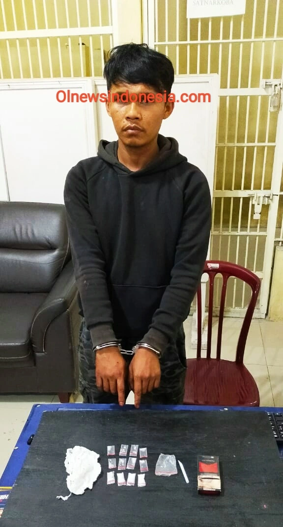 Ket foto : pelaku pria kedua dan barang bukti penyalahgunaan Narkotika di Desa Batu Karang telah diamankan personil Satresnarkoba Polres Tanah, Minggu (28/06) 2020 (Ist)