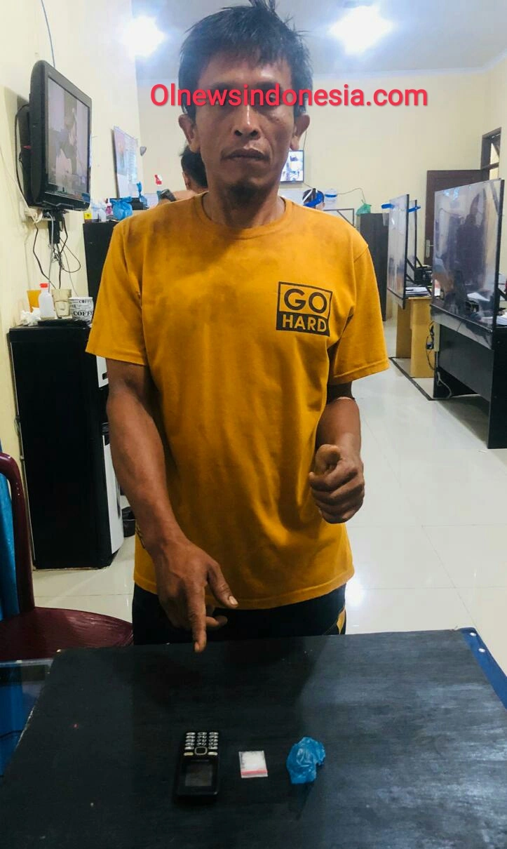 Ket foto : pelaku pria Pertama dan barang bukti penyalahgunaan Narkotika di Desa Batu Karang telah diamankan personil Satresnarkoba Polres Tanah, Minggu (28/06) 2020 (Ist)