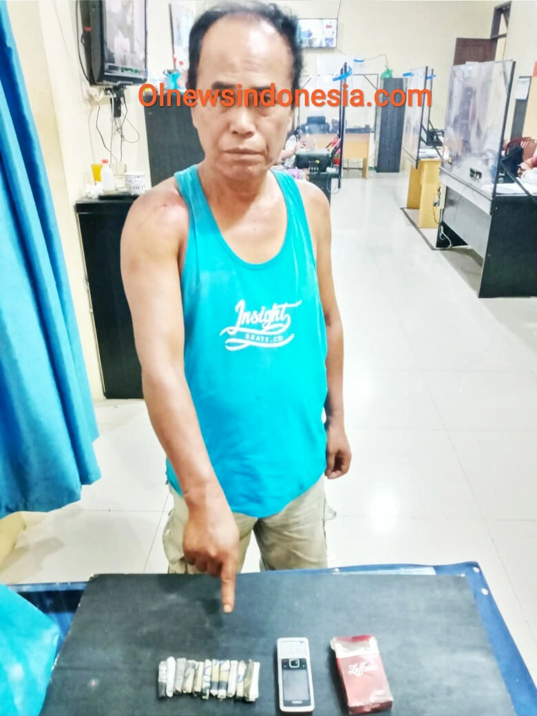 Ket foto : pelaku  pria Ke 3 dan barang bukti  penyalahgunaan Narkotika di Desa Batu Karang telah diamankan personil Satresnarkoba Polres Tanah, Minggu (28/06) 2020 (Ist)