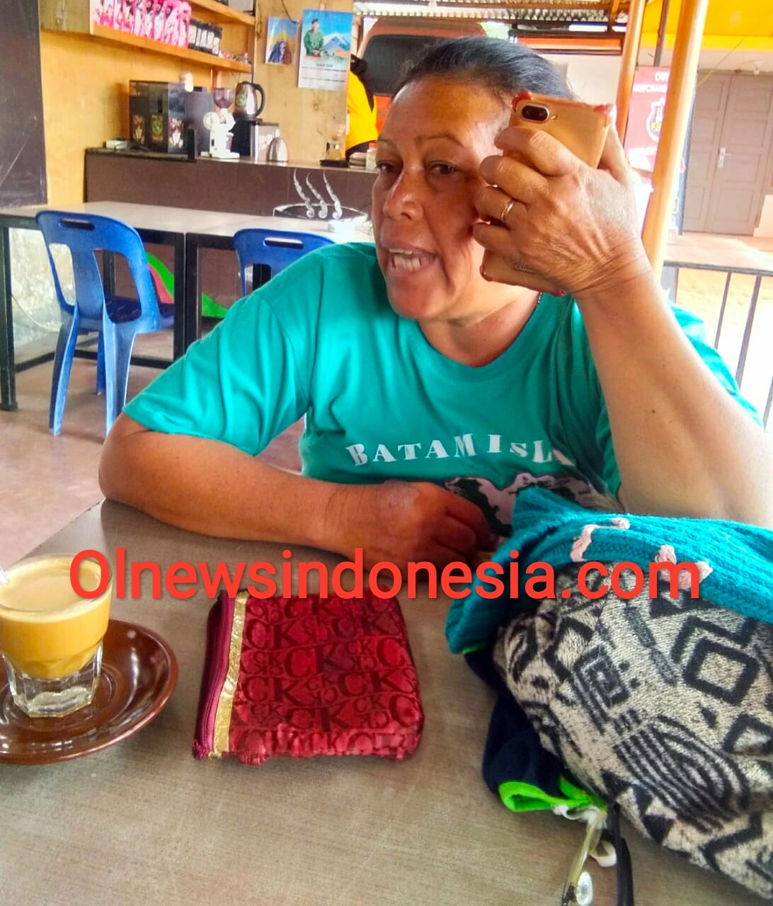 Ket foto : Orang Tua (Ibu) dari Perawat Dr Daniel Perangin Angin saat menelepon anak nya yang sedang di Isolasi di RSUD Kabanjahe, Minggu siang didepan para awak media (28/06) 2020 (Ist)
