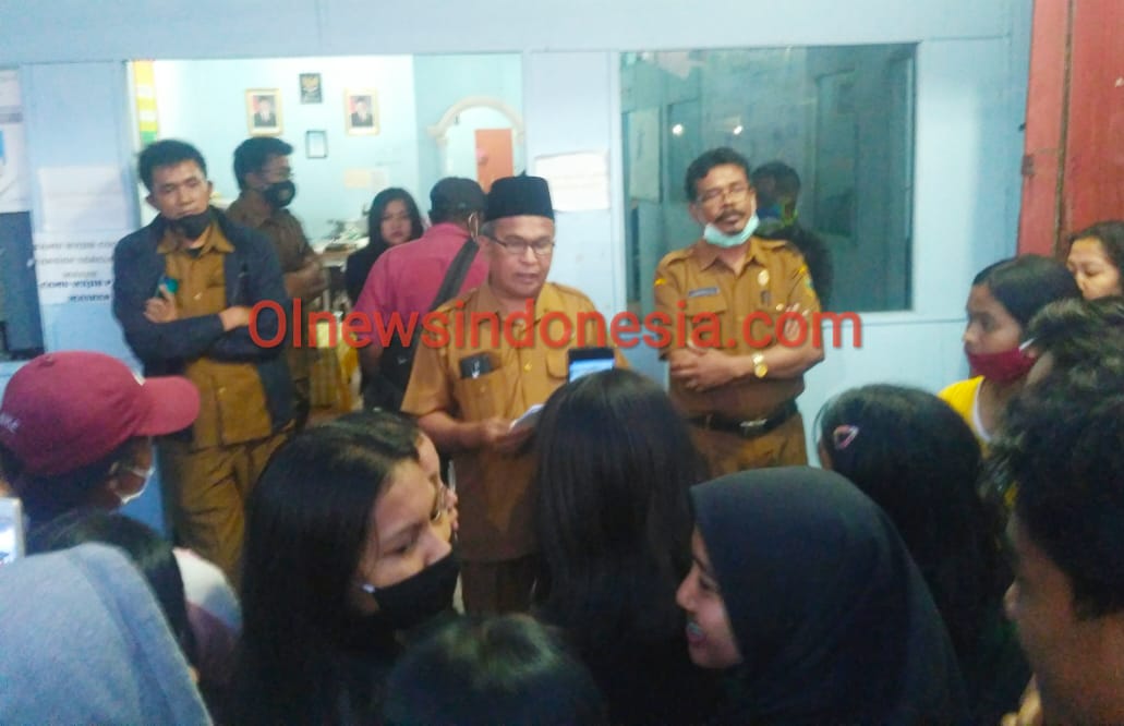 Ket foto : Kepala Dinas Pendidikan Provinsi Cabang Kabupaten Karo M. Syahri Ginting saat menemui orang tua siswa dihalaman kantor Dinas Pendidikan Cabang Kabanjahe, Senin malam (29/06) 2020 (Ist)