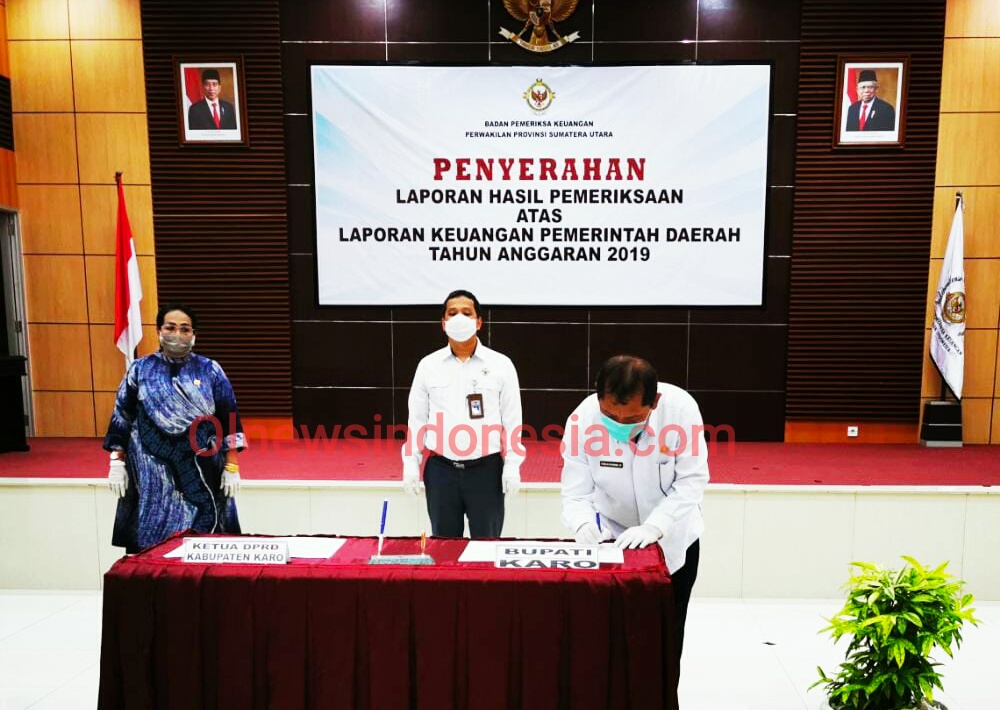 Ket foto : Bupati Karo Terkelin Brahmana SH MH saat menandatangani penyerahan Laporan Keuangan Pemda tahun anggaran 2019 di Medan Sumut, Senin (29/06) 2020 (Ist)