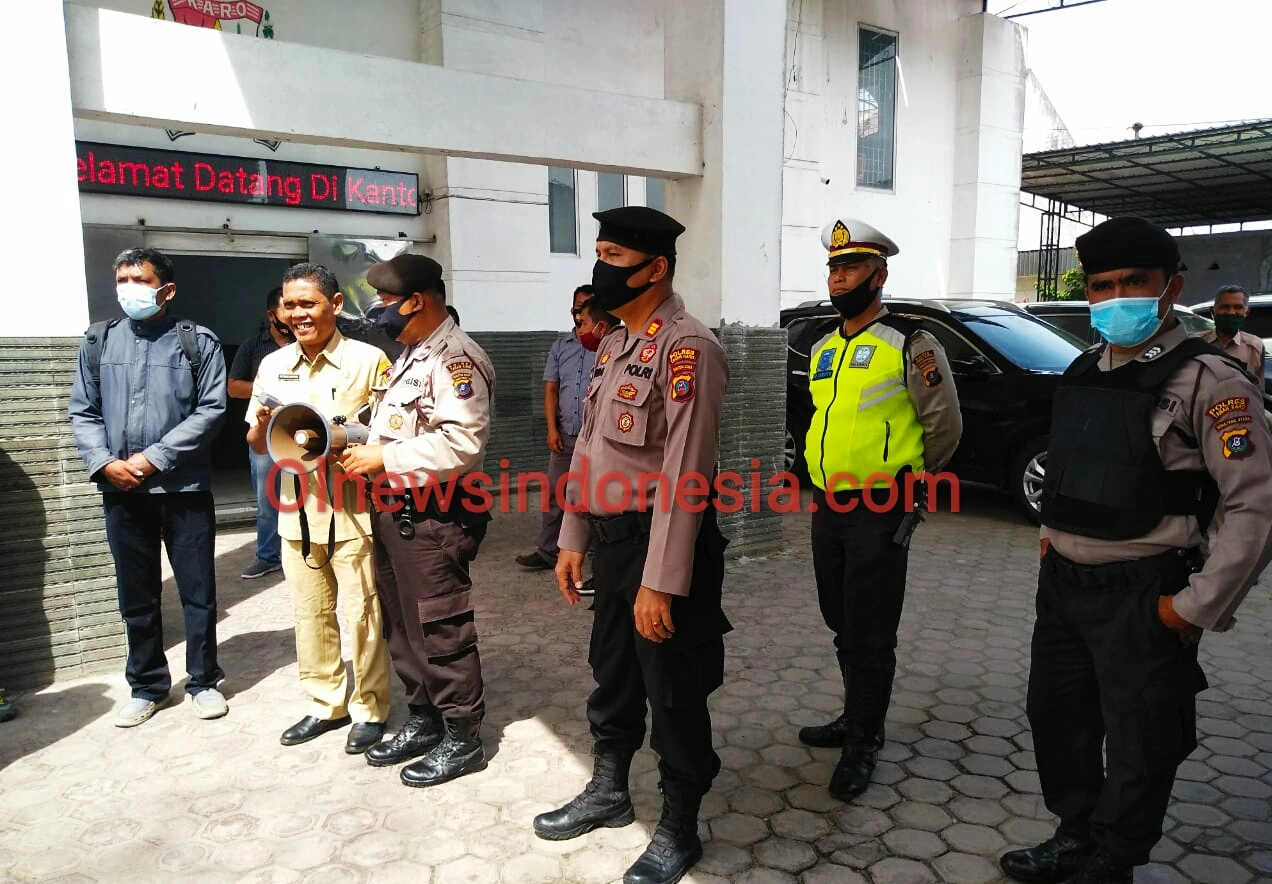 Ket foto : Tampak sekretaris Dewan DPRD Kabupaten Karo menerima kehadiran para Siswa dan Orang Tua Siswa di depan Gedung DPRD Karo Kabanjahe sebelum di terima perwakilannya untuk di mediasi oleh anggota DPRD Karo, Selasa (30/06) 2020 (Ist)