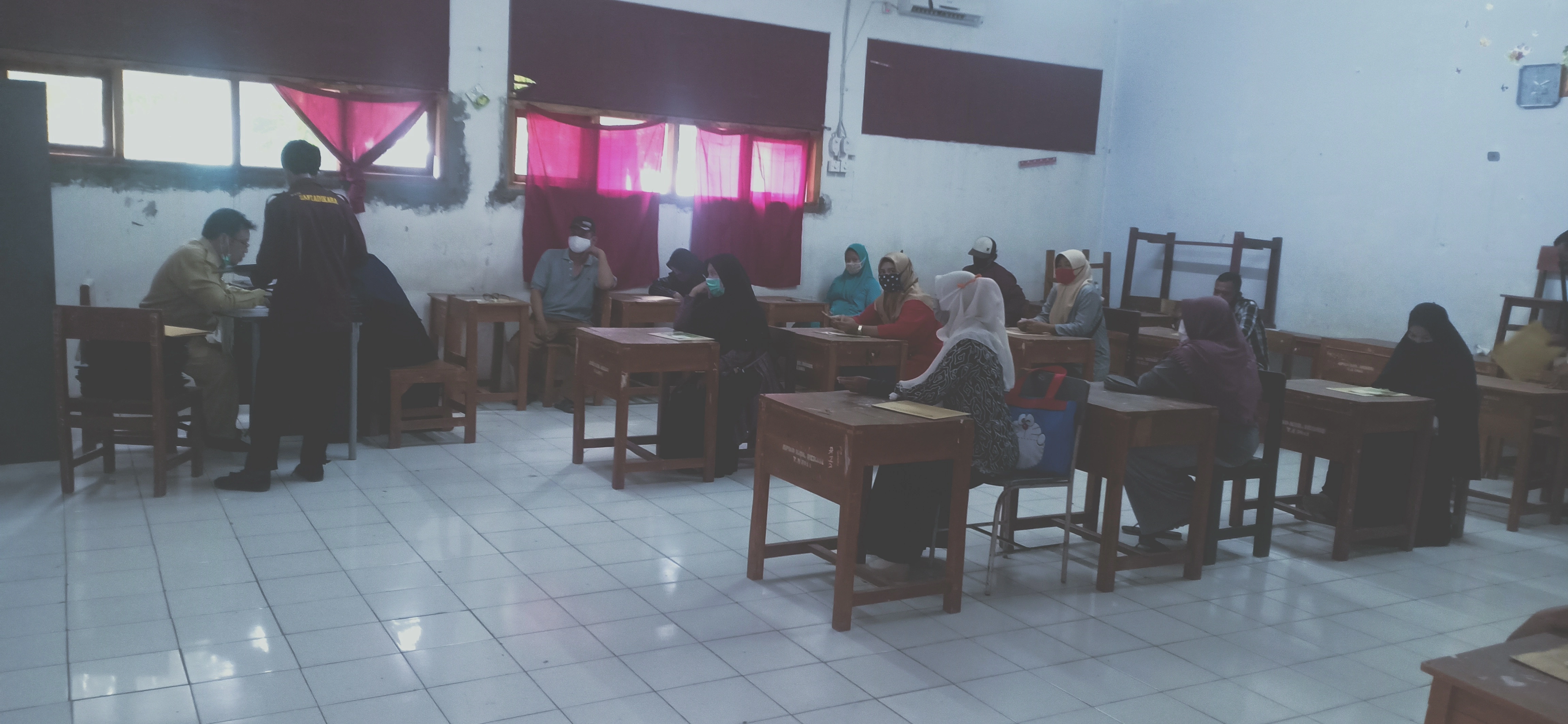 Foto : Suasana pembagian hasil belajar siswa di salah satu ruangan kelas di SMAN 1 Setu yang menerapkan protokol kesehatan yang di lakukan pihak sekolah SMAN 1 Setu,Senin(22/06)