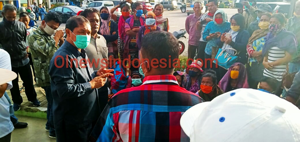 Ket foto : Bupati Karo Terkelin Brahmana SH MH saat Berbincang dengan warga Desa Sukababo Kecamatan Juhar Kabupaten Karo di Taman hijau depan kantor Camat Kabanjahe, Rabu sore (07/01)2020 (Ist)