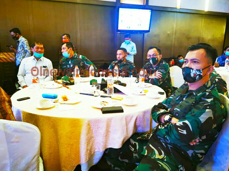 Ket foto : Tampak, Bupati Kabupaten Karo, Terkelin Brahmana,SH bersama Dandim 0205/TK, Letkol Inf Taufik Rizal saat menghadiri Rakor terkait Pilkada serentak, bertempat di Hotel Grand Aston, Kota Medan, Jumat (03/07) 2020 (Ist).