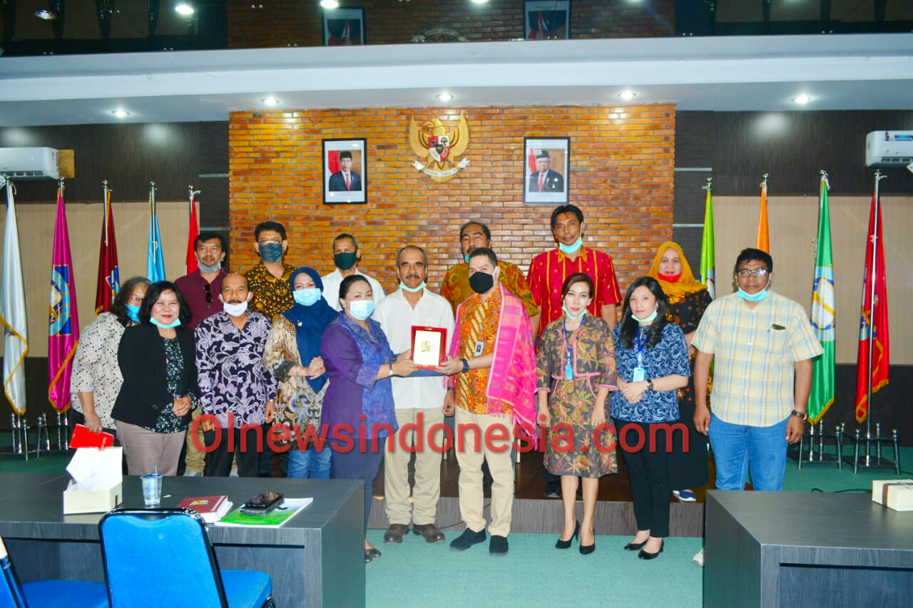 Ket foto : tampak Anggota DPRD Karo Dari Komisi A berfose bersama pihak kampus saat lakukan kunjungan kerja ke Kampus Politeknik Medan, Jumat (03/04) 2020 (Ist)