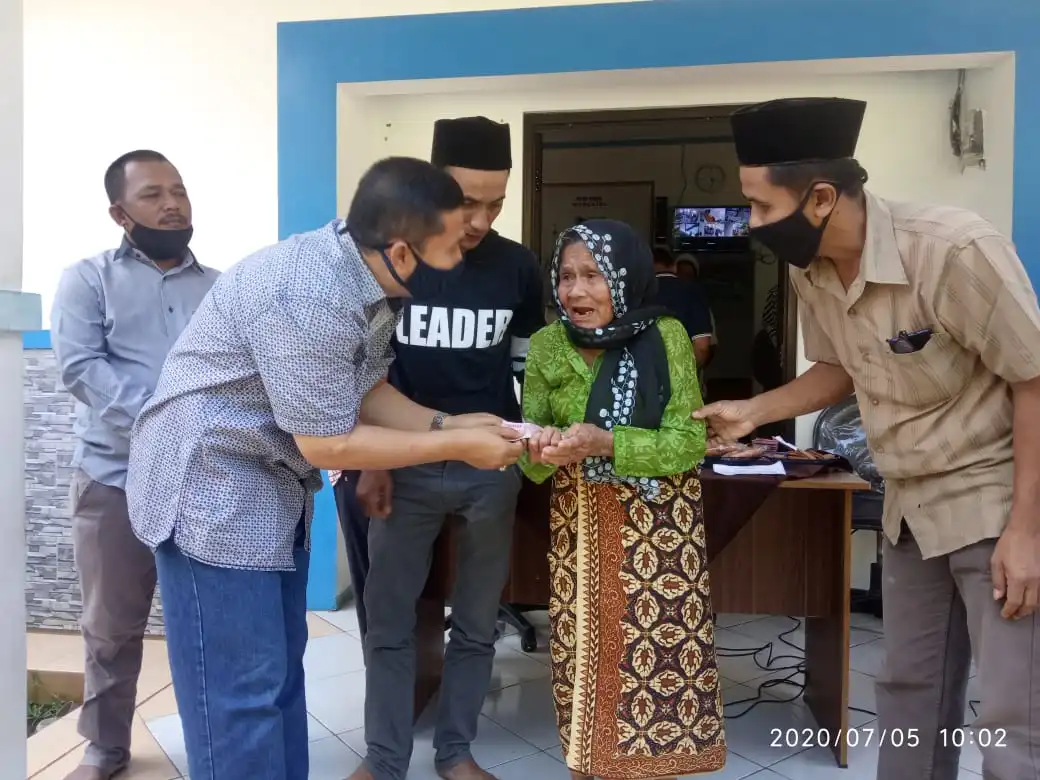 ket poto: Solihin kepala desa Wanagiri (kaos hitam) mendampingi  Rasik S.E selaku perwakilan kadis DPMPD dan Camat dalam menyerahan Bantuan BLT DD secara  simbolis kepada warga Penerima Manfaat,Minggu (05/07/2020)