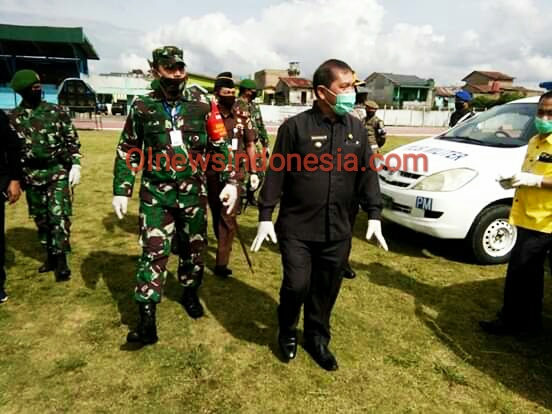 Ket foto : Bupati Karo Terkelin Brahmana SH didampingi Dandim 0205 TK Letkol Inf Taufik Rizal SE saat lakukan pengecekan pasukan dilapangan bola Samura Kabanjahe, Selasa (07/0/) 2020 (Ist)