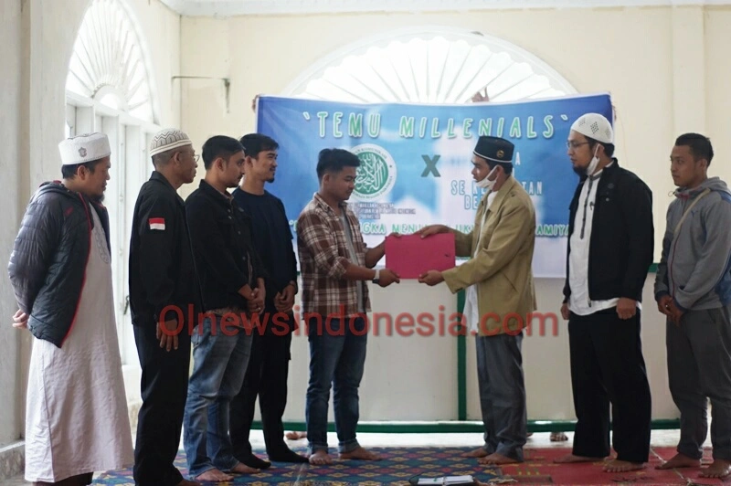 Ket foto : pengurus Masjid Istihrar Berastagi saat menyerahkan mandat pembentukan DPK - BKPRMI Kecamatan Berastagi di Masjid Istihrar Berastagi Kabupaten Karo, Senin malam (06/07) 2020 (Ist)