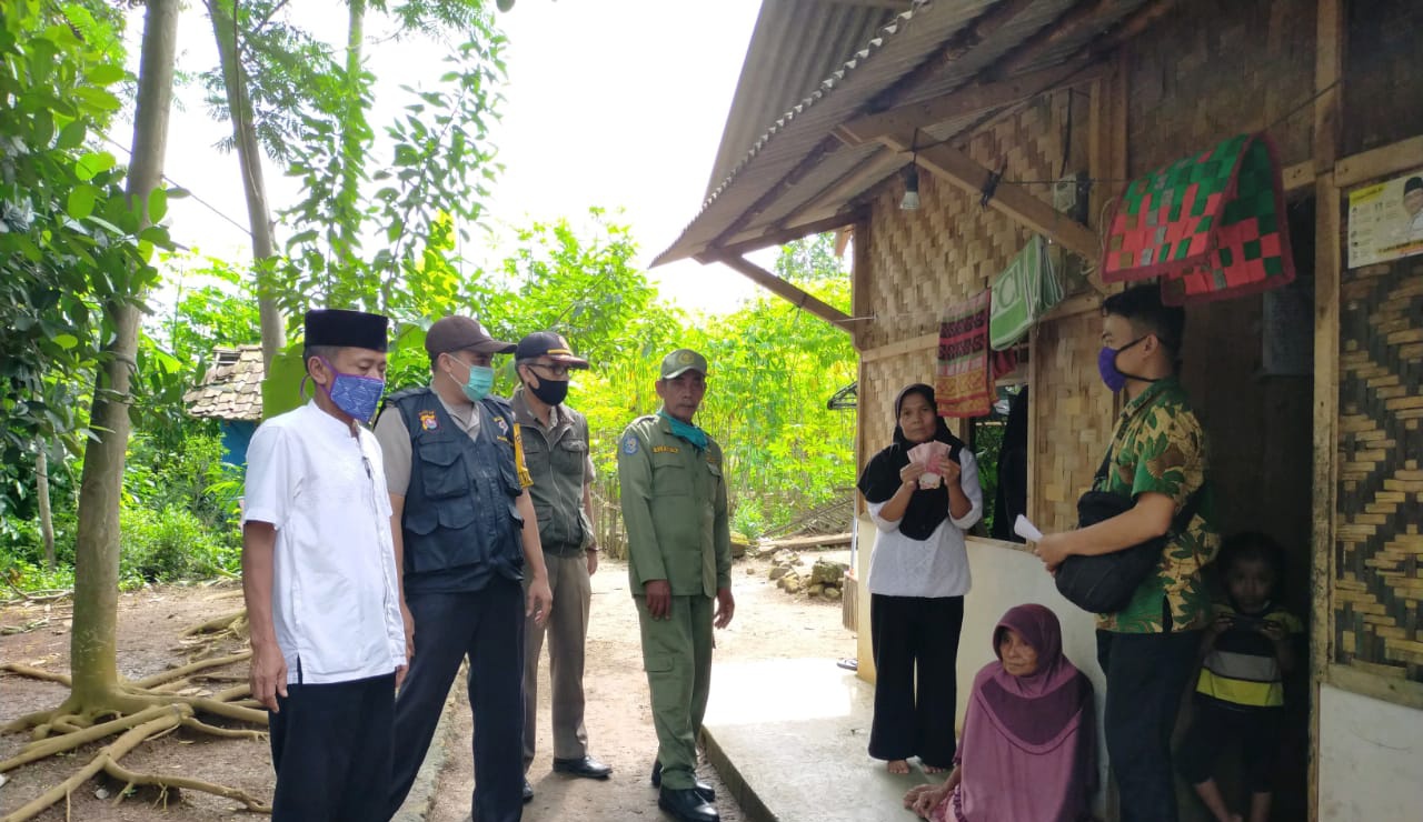 Ket poto : dari kiri ( baju putih ) Azen Kepala Desa Jiput Kecamatan Jiput bersama muspika Kecamatan, saat mengantar Langsung BLT Desa Tahao 2 ke Rumah Lansia, di Kadu Dadap 08/07