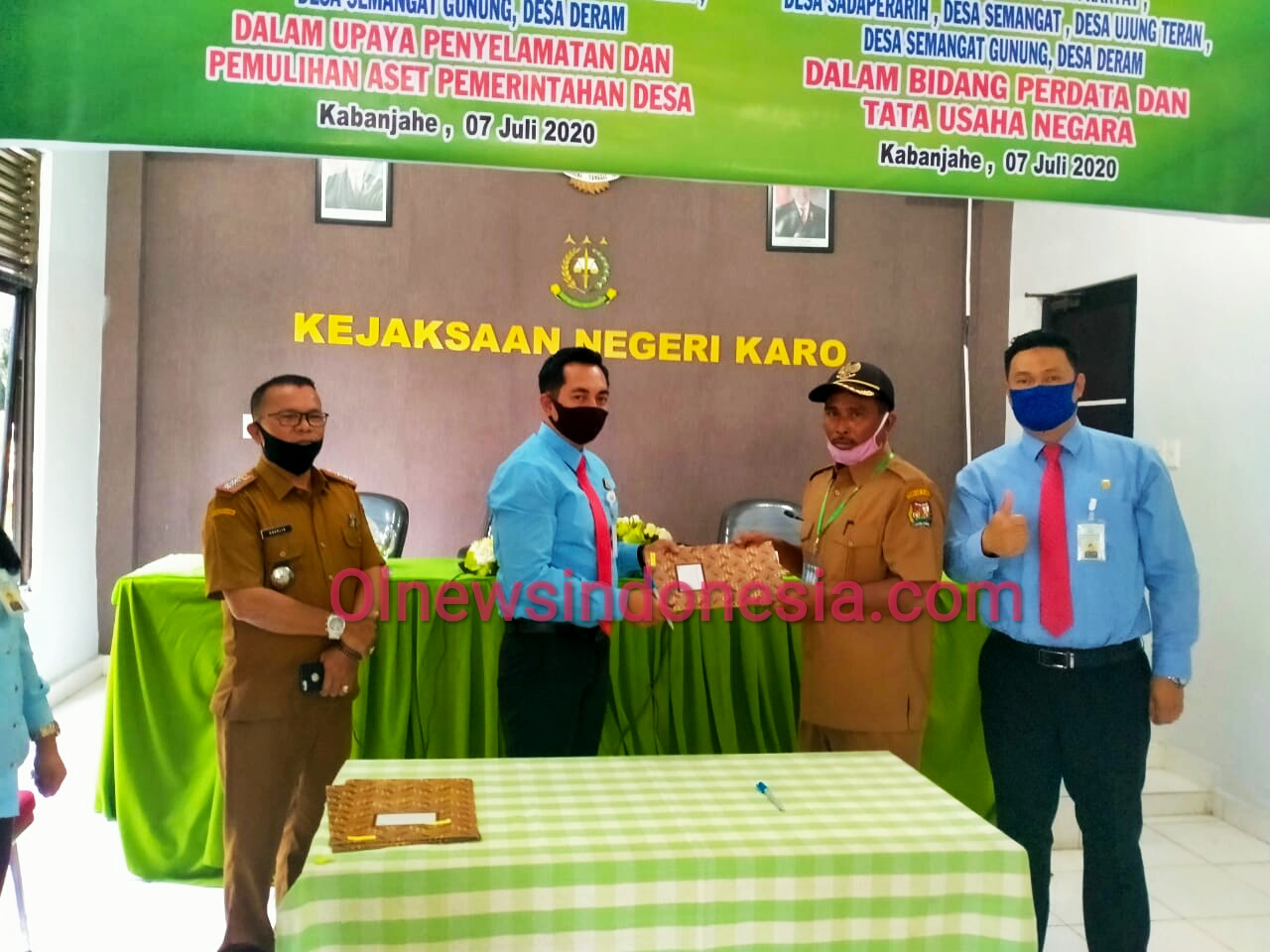Ket foto  : tampak Kajari Karo Denny Ahmad SH MH yang didampingi Camat Merdeka saat gelar MoU  kepada Salah satu Kades Kecamatan Merdeka Kabupaten Karo di Kabanjahe, Rabu (08/07) 2020 (Ist)