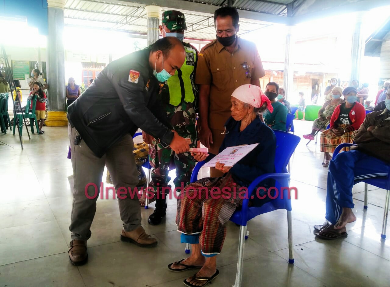 Ket foto : Ketua DPP LAKRI Sumut turut serta mendampingi dan menyerahkan BLT-DD di Desa Paribun Kecamatan Barusjahe Kabupaten Karo, Rabu (08/07) 2020 (Ist)