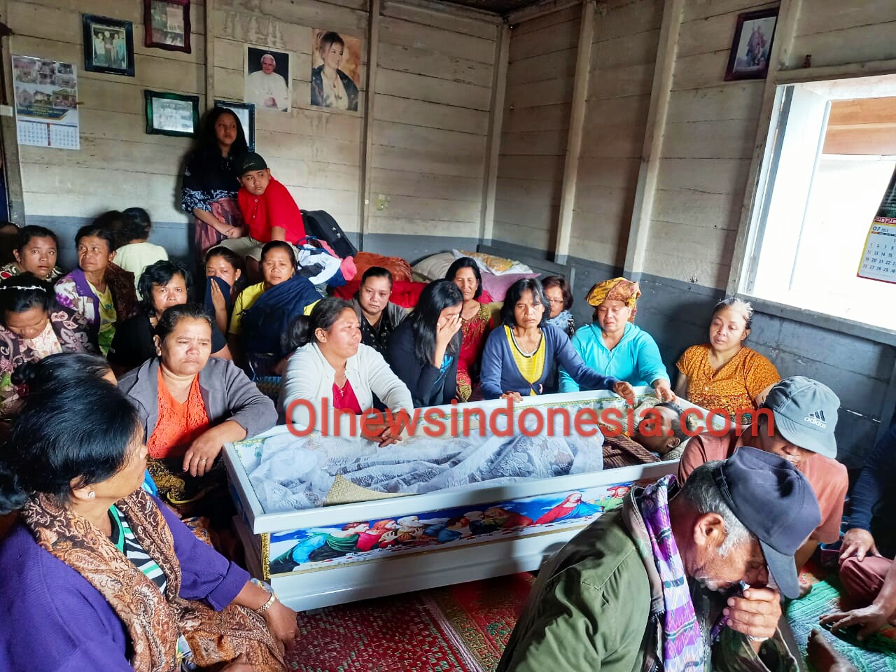 Ket foto : Jasat J. Ginting saat disemayamkan di rumah duka Desa Singa Kec Tigapanah Kab Karo, Rabu (08/07) 2020 (Ist)