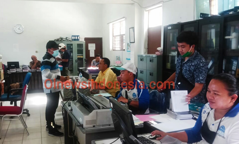 Ket foto : Salah satu staf saat di konfirmasi wartawan di Kantor PDAM Tirtanadi Berastagi, Jumat (10/07) 2020 (Ist)