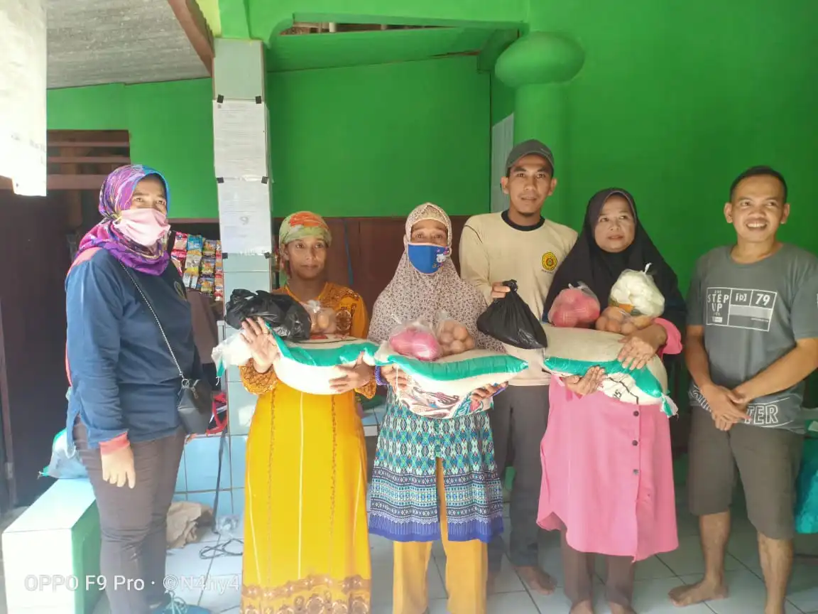 Ket poto :Nampak Terlihat  (Warman selaku agen Desa Kumpay posisi pojok kanan terlihat tersenyum) (Rasad selaku ekbangdes posisi Belakang Kpm) (ibu Betri Selaku TKSK Kecamatan Banjarsari posisi pojok kirimemakai masker pink ).Sabtu (11/09/2020