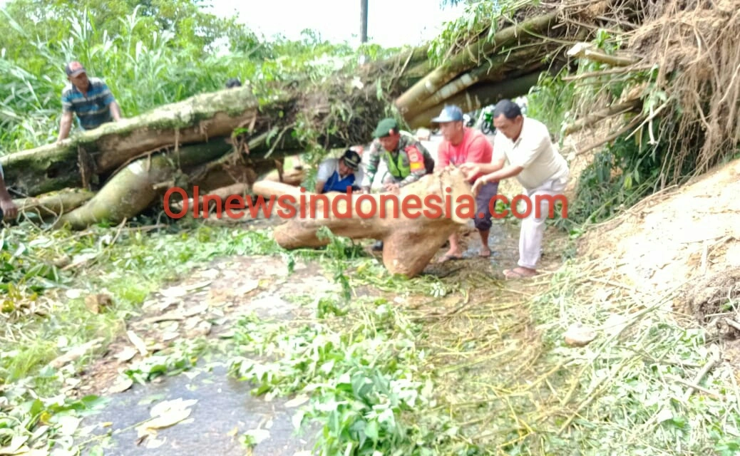 Ket foto : tampak Bupati warga Desa dan Anggota TNI bersama sama membersihkan jalan agar akses ke Desa tersebut dapat dilalui, Minggu (12/07) 2020 (Ist)