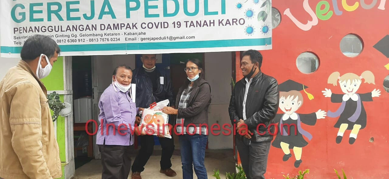Ket foto : Team Gerakan Gereja Peduli Kabupaten Karo membagikan bantuan paket Sembako kepada salah satu keluarga Pendeta di Kabanjahe, Senin (13/07) 2020 (Ist)