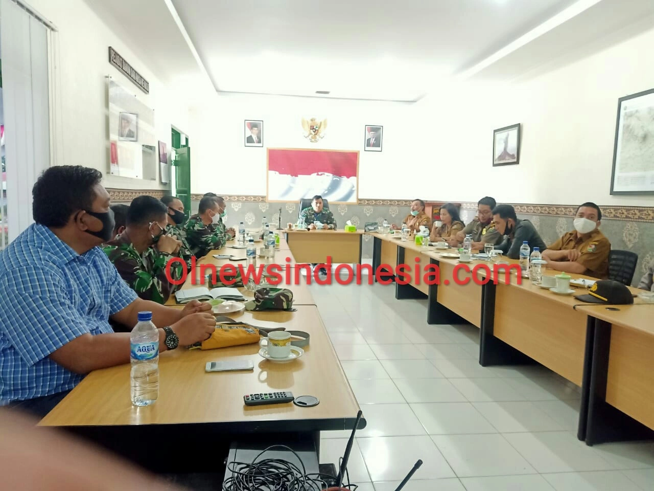 Ket foto  : Dandim 0205 /TK Letkol Inf Taufik Rizal SE saat memberikan paparan saat rapat evaluasi di Aula Kodim 0205/Tanah Karo, Selasa (14/07) 2020 (Ist)