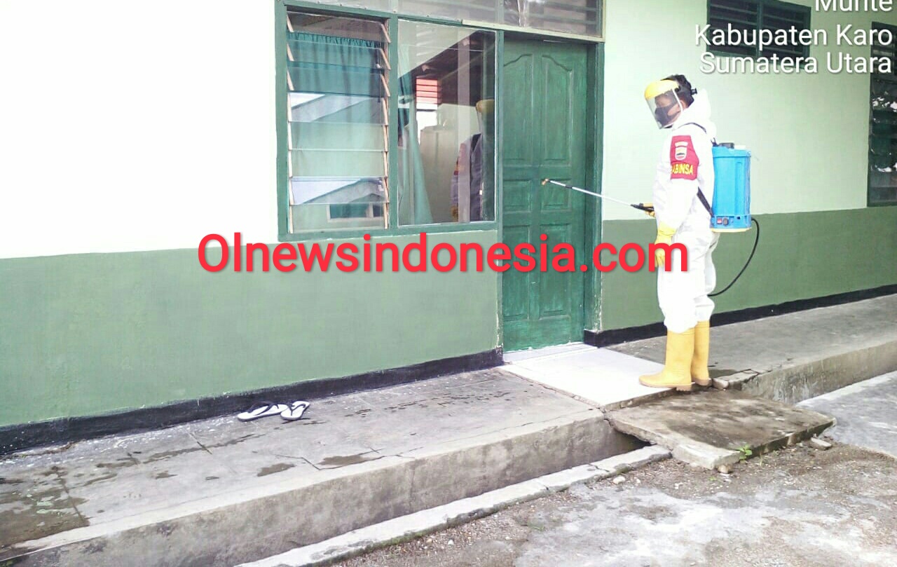 Ket foto : Tampak Anggota Babinsa Kodim 0205/Tanah Karo saat menyemprot disinfektan di lingkungan Mako Ramli, Rabu (15/07) 2020 (Ist)