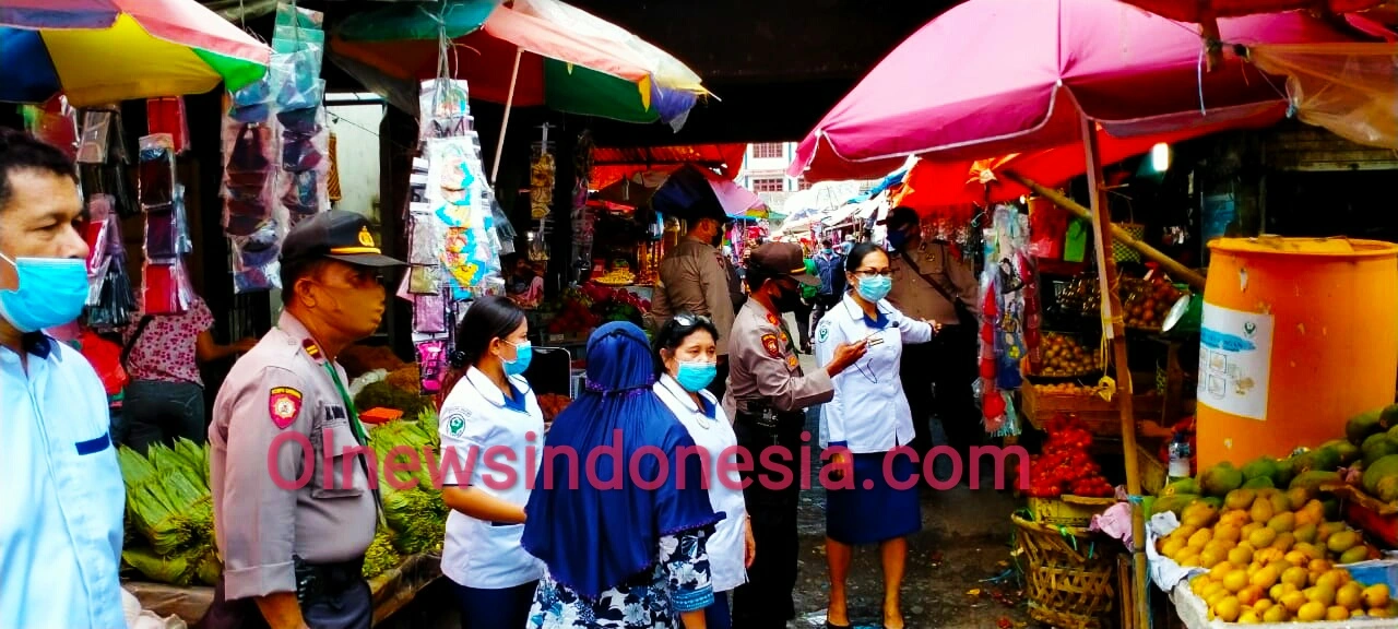 Ket foto : Petugas Puskesmas Kecamatan Berastagi bersama Polsekta Berastagi saat sosialisasi tentang Covid-19 di Pusat Pasar Berastagi, Rabu (15/07) 2020 (Ist)