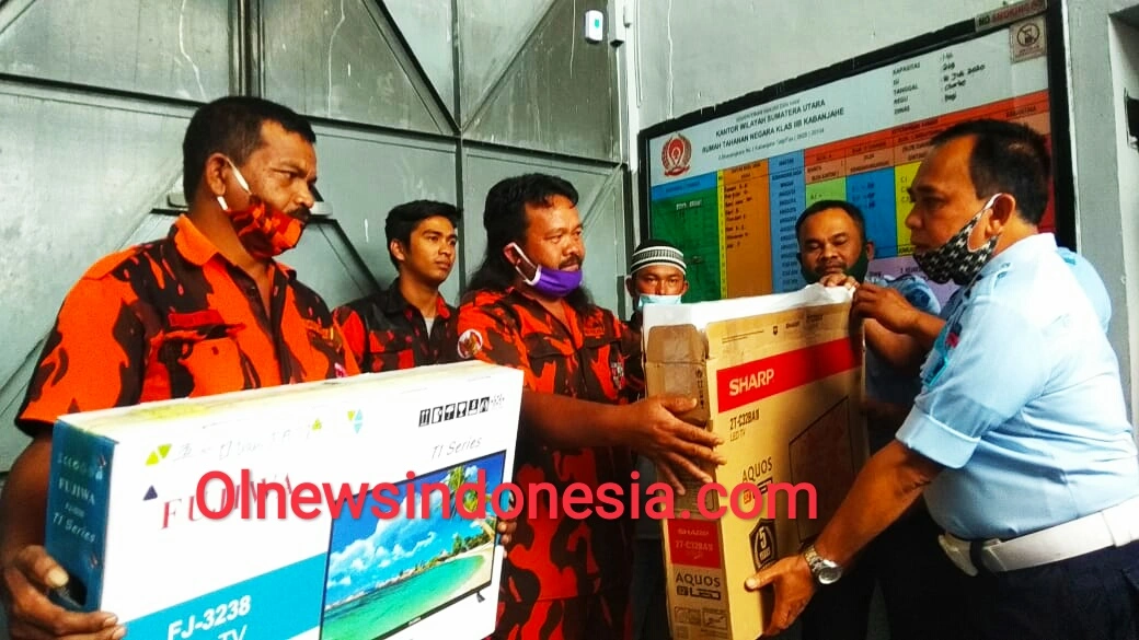 Ket foto : Tampak pengurus MPC dan Pengurus PAC PP Kabupaten Karo berikan Bantuan berupa barang elektronik kepada perwakilan Rutan Kelas IIB Kabanjahe, di Rutan Kabanjahe, Kamis (16/07) 2020 (Ist)