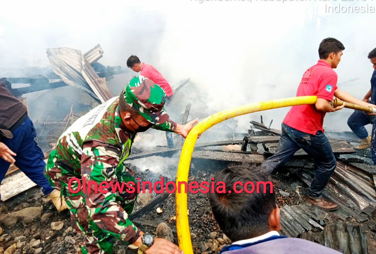 Ket foto : tampak Petugas Damkar Pemkab Karo, TNI dan warga saling bahu membahu memadamkan Api, Jumat (17/07) 2020 (Ist)