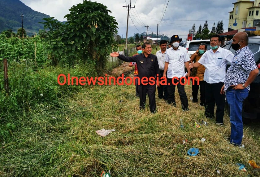 Ket foto : Bupati Karo Terkelin Brahmana bersama rombongan saat meninjau jalan alternatif, Kamis (16/07) 2020 (Ist)
