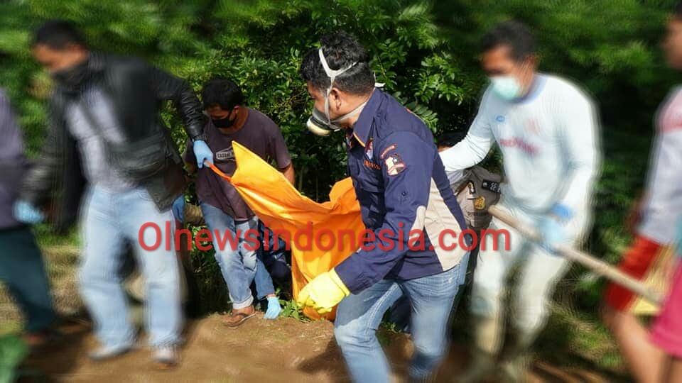 Ket foto : Jenazah Surbakti saat di Evakuasi petugas dari lokasi perladangan Tanjulun Desa Kaban Kecamatan Kabanjahe Kabupaten Karo, Sabtu (18/07) 2020 (Ist)