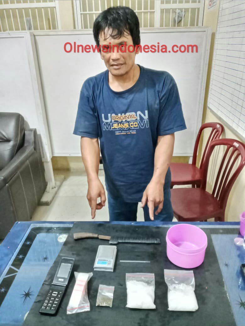 Ket foto : Salah satu pelaku dan barang bukti yang diamankan personil Satresnarkoba Polres Tanah Karo, Senin (21/07) 2020 (Ist)