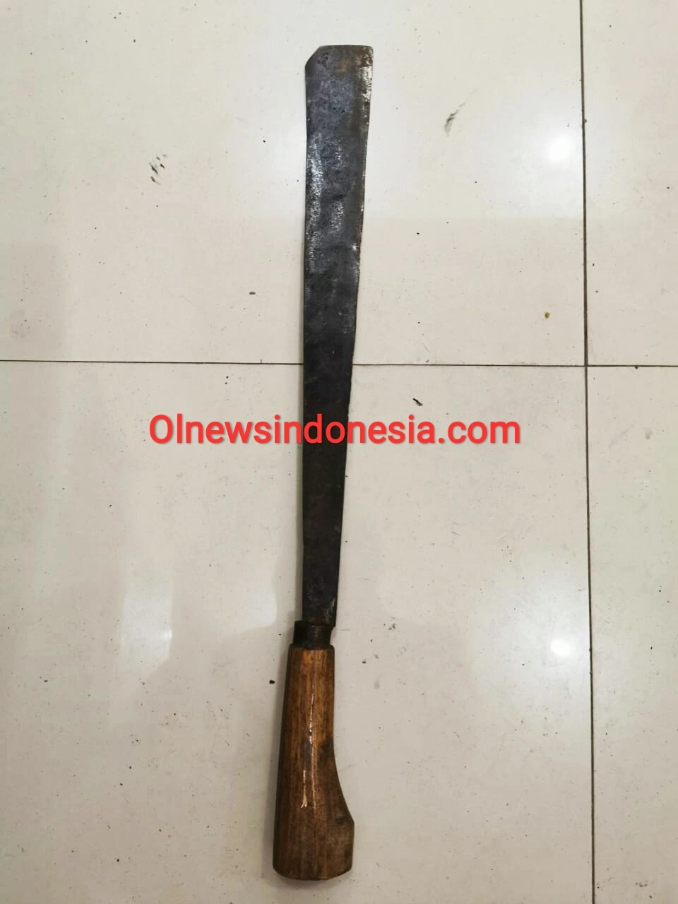 Ket foto : barang bukti sebilah Parang yang digunakan tersangka mengancam Petugas, (Ist)