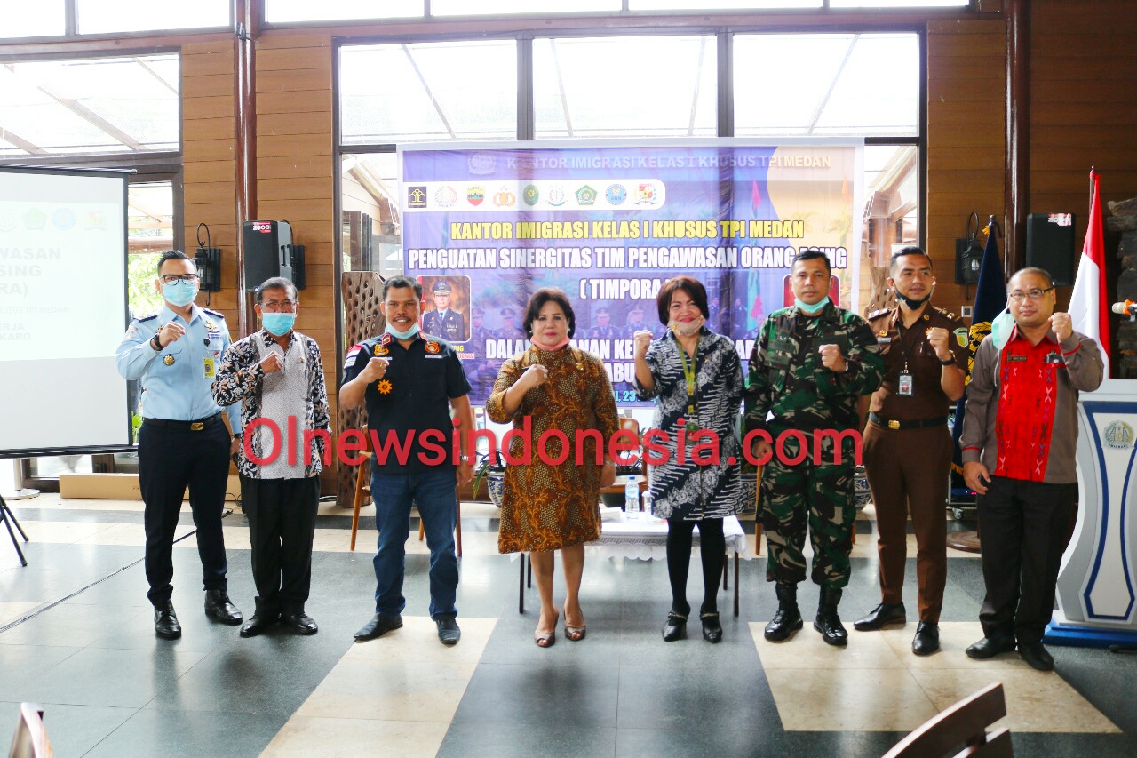 Ket foto  : disela sela kegiatan Wakil Bupati Karo Cory Seriwaty Br Sebayang, Dandim 0205 TK berfose bersama tim PORA dari Kantor Imigrasi Kelas I Khusus TPI Medan di Desa Jaranguda Tanah Karo, Kamis (23/07) 2020 (Ist)