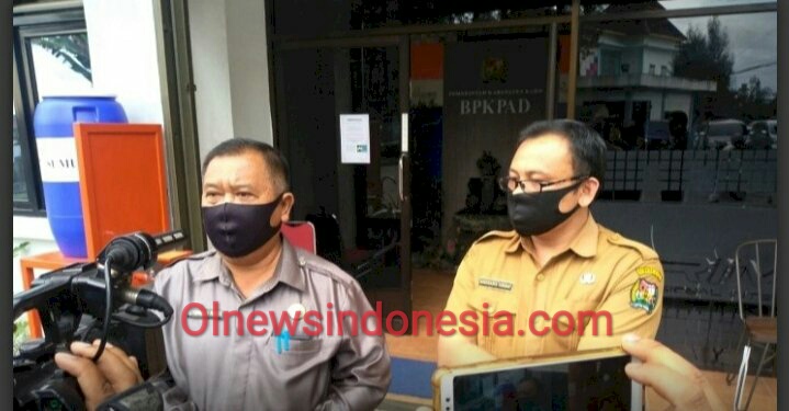 Ket foto : Sekdakab Karo, Drs Kamperas Terkelin Purba didampingi Kepala BPKPAD Andreasta saat diwawancara wartawan,(Ist)