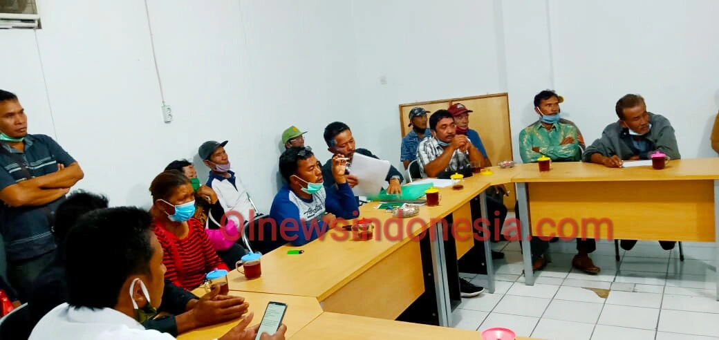 Ket foto : Perwakilan warga Desa Jandi Meriah Kecamatan Tiga Nderket Kabupaten Karo saat gelar Rapat Dengar Pendapat bersama Anggota DPRD Karo, di Kantor rapat RDP Dewan, Senin (27/07) 2020 (Ist)