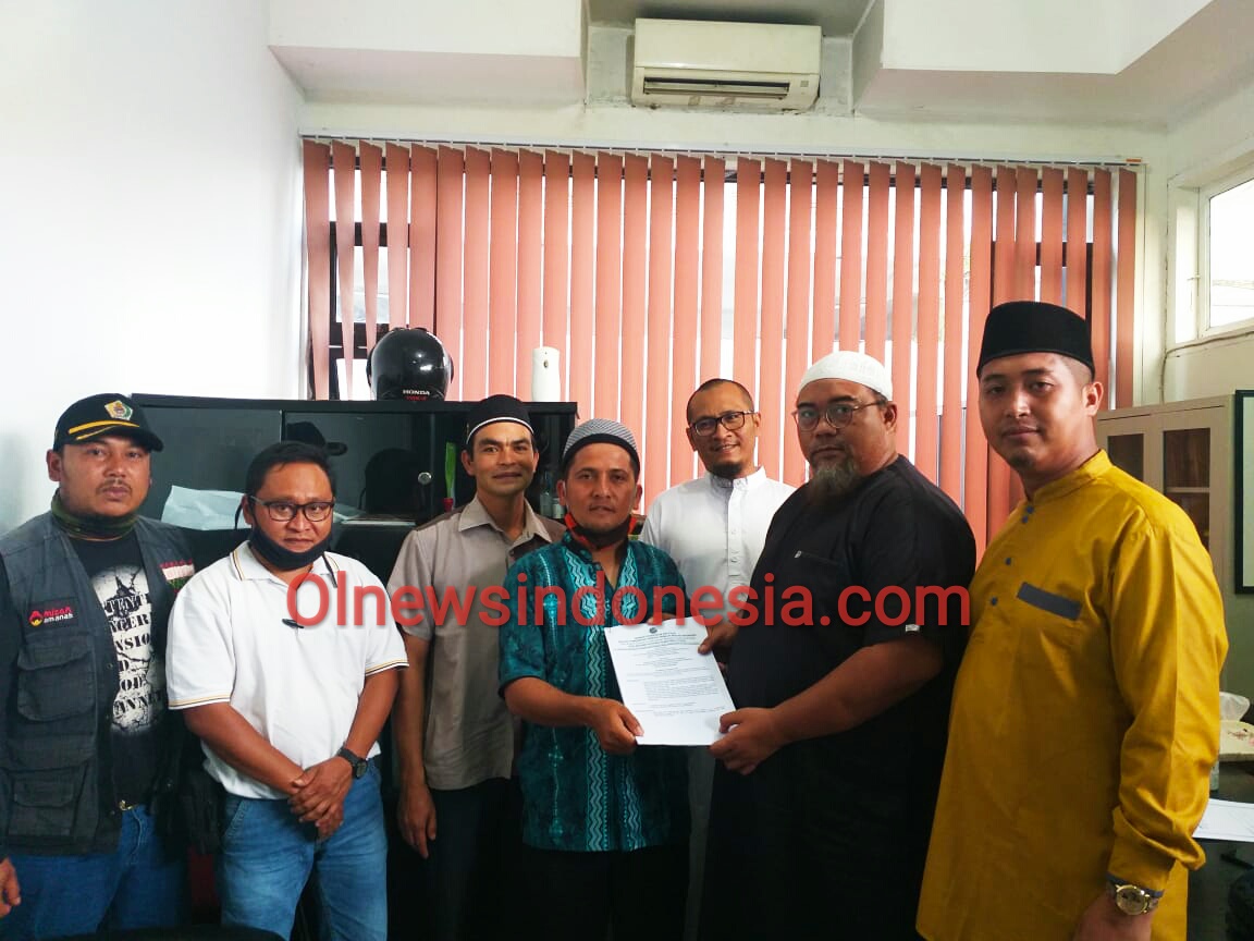 Ket foto : tampak pengurus DPD BKPRMI menunjukkan surat keputusan (SK) DPW Sumatera Utara, Senin (27/07) 2020 (Ist)