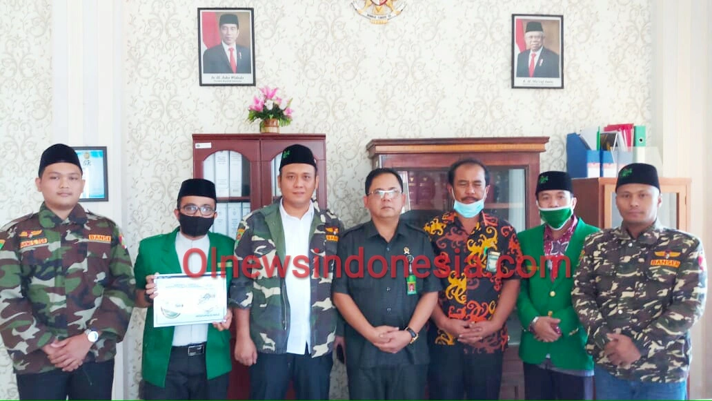 Ket foto  : PC GP Ansor Karo Kabupaten Karo Saat berfose di sela sela silaturahmi bersama Ketua Pengadilan Negeri Kelas I B Kabanjahe Sulhanuddin di Ruang Kantor Pengadilan Negeri Kabanjahe Kabupaten Karo, (Ist)