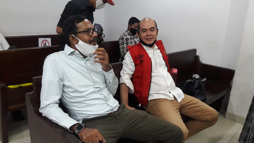 Foto : Terdakwa,Romi R bersama Pengacaranya,Haris Azar.SH bersama