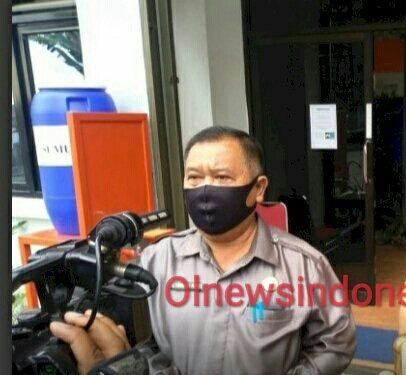 Ket foto :Sekdakab Karo, Drs Kamperas Terkelin Purba MSi saat di wawancarai Wartawan (Ist)